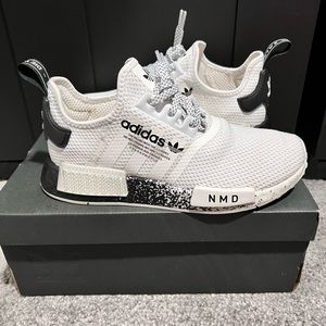 NMD BLACK AAND WHITE COMFORTABLE